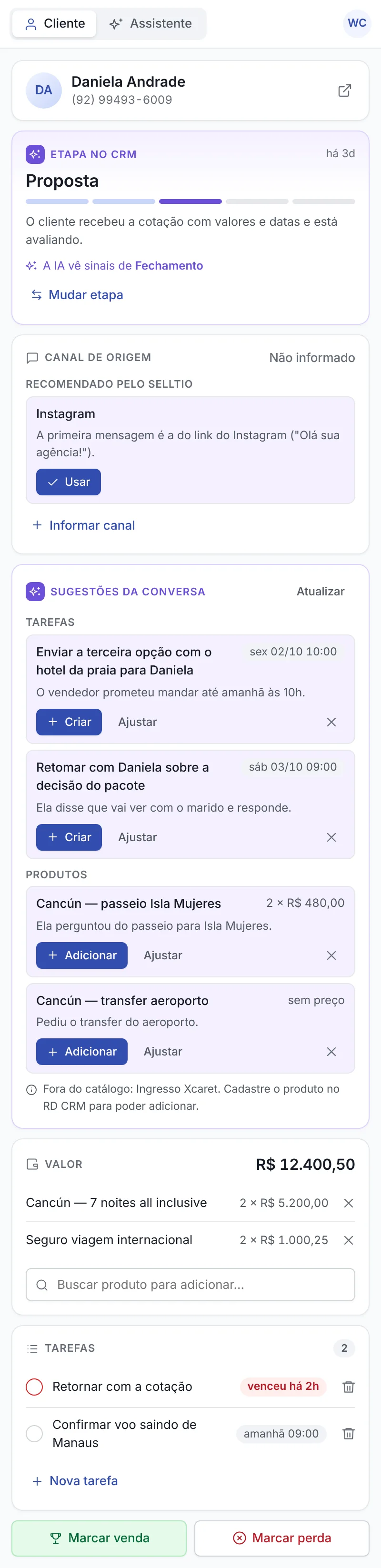 Painel da extensão com a etapa no CRM, o canal de origem e as sugestões da conversa